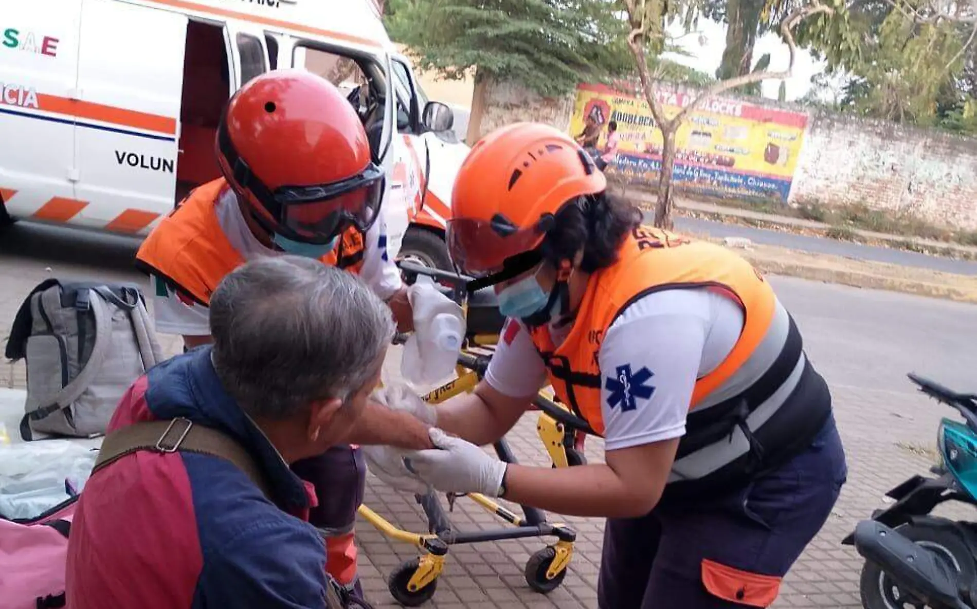 paramédicos de SAE atendiendo a lesionado